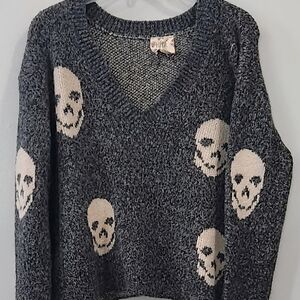 Hippie Rose Chic Gray V-Neck Sweater with Skull Design
